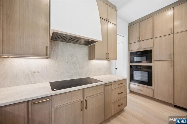 Building Photo - 242 Hardenburgh Ave