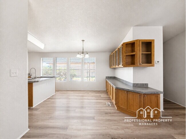 Building Photo - 3-bedroom, 2-bathroom home in West Wellton