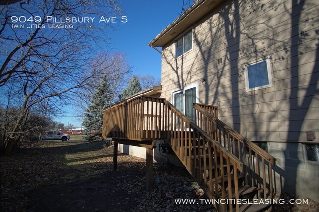Building Photo - 3 Bedrooms Top Level w/ Full Bath - 2 Car ...