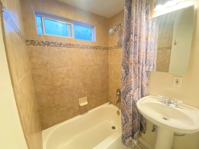 Building Photo - Great Location in Pacific Beach! Private l...