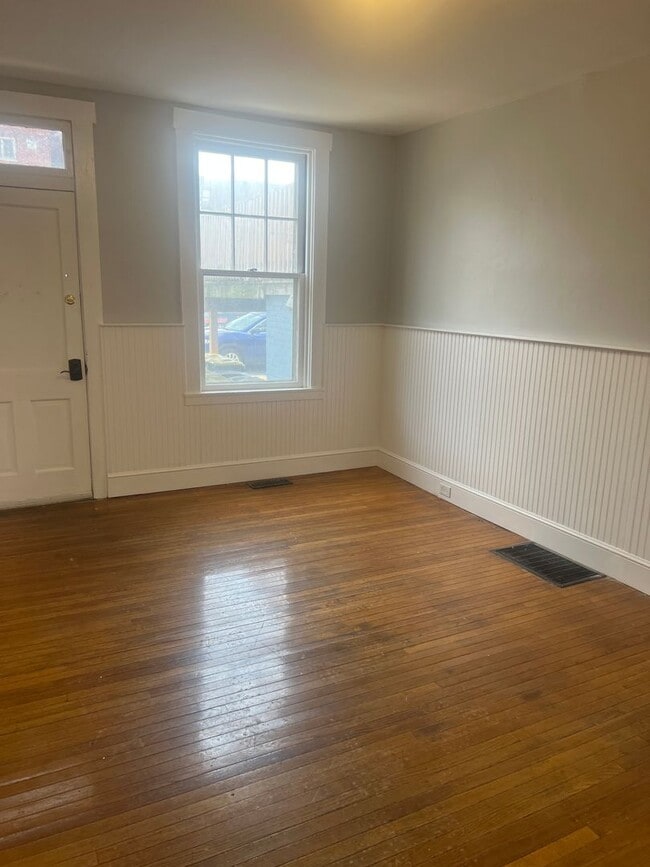 Building Photo - Spacious & Stylish 2-Bedroom Apartment with Modern Amenities – Ideal Location!