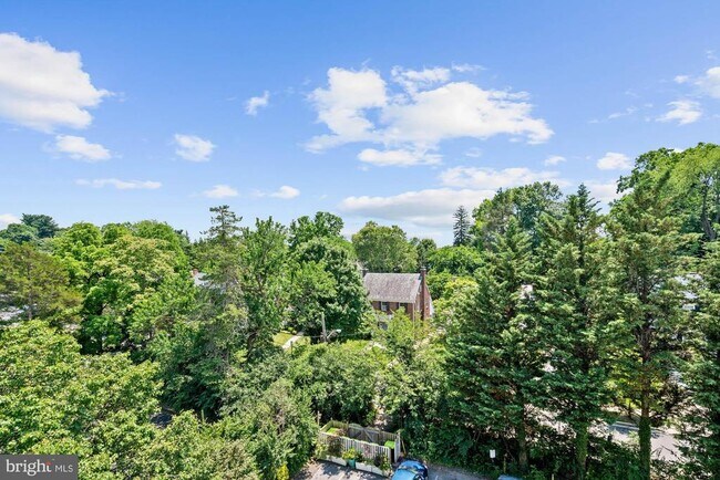 Building Photo - 4720 Chevy Chase Dr