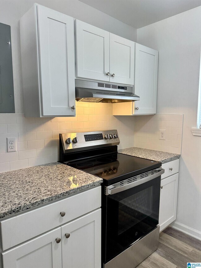 Building Photo - 1911 19th Ct N