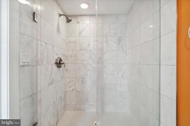 Building Photo - 1353 N Mascher St