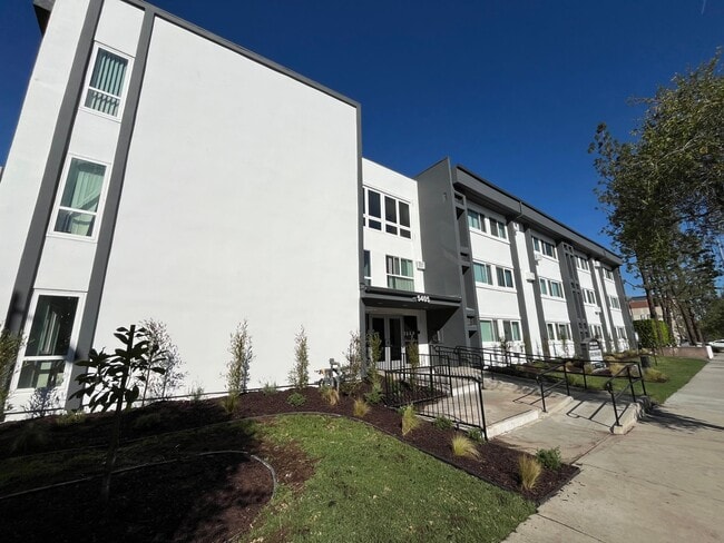 Building Photo - 5405 Lindley Avenue