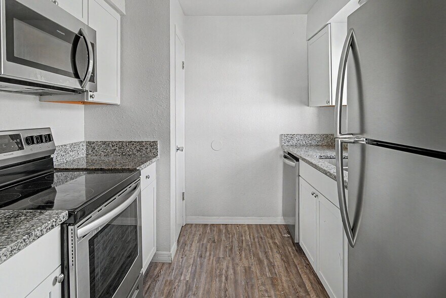 Building Photo - 7210 N Manhattan Ave