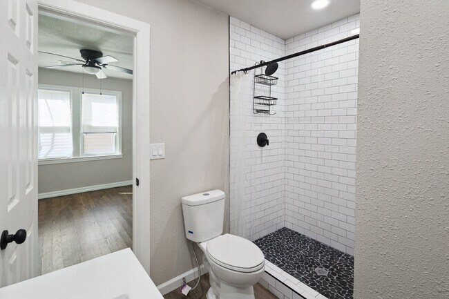 Building Photo - 3/1.5 Near TU Available Now!