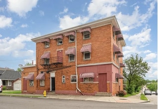 Building Photo - Spacious First-Floor Studio Near Incline District — Updated Kitchen, Tall Ceilings, W/D Hookups