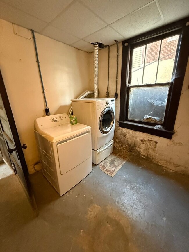 Building Photo - 524 Riverland Rd SE