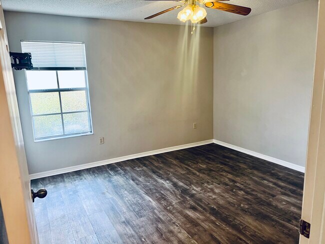 Master bedroom - 1929 Summer Club Dr