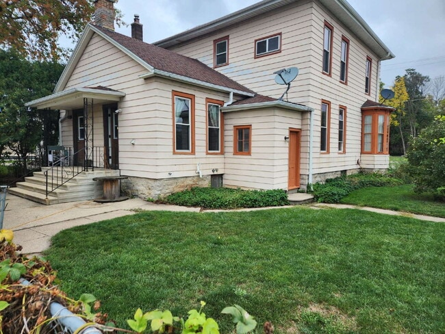 Building Photo - 2 Bedroom side by side / 421A Otter Ave Oshkosh