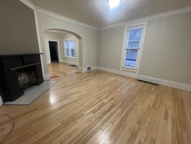 Building Photo - 642 Jackson St