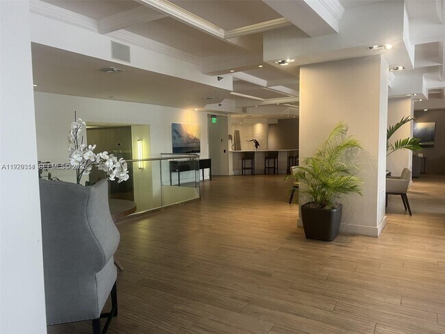 Building Photo - 100 Lincoln Rd