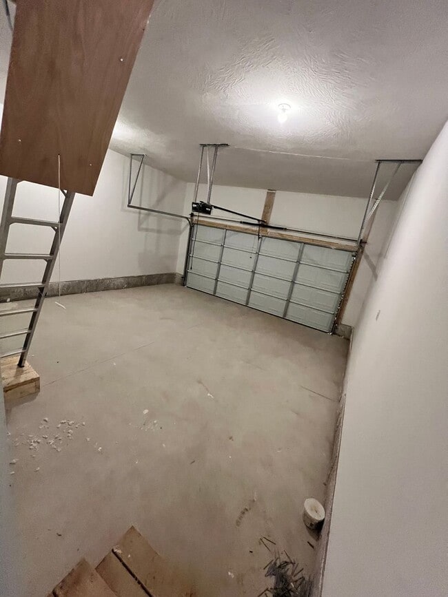 Building Photo - 3 bedroom 1 bath 2 car garage