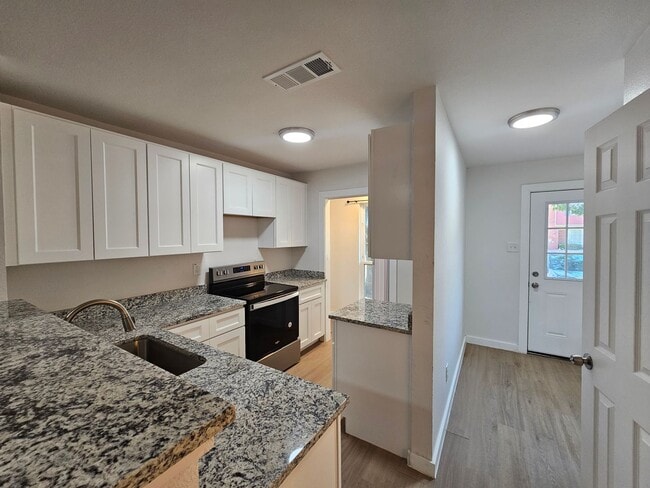 Building Photo - Recently rehabbed. Available now
