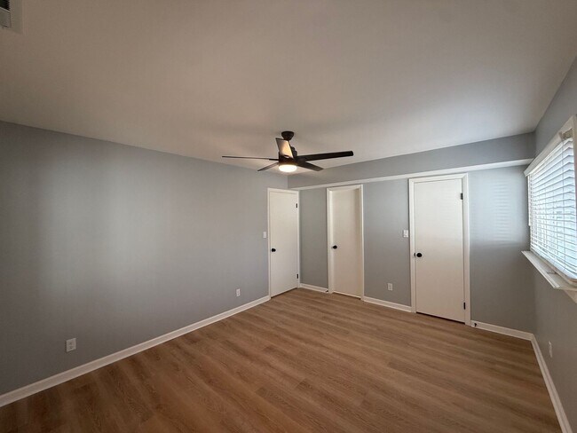 Building Photo - Charming Beachside Condo Near Shore Drive!