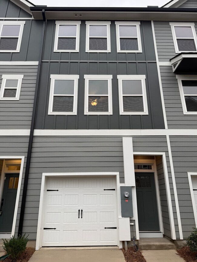 Building Photo - Brand New 3 level townhouse close to Uptown