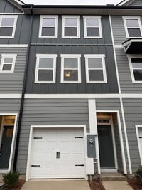 Building Photo - Brand New 3 level townhouse close to Uptown