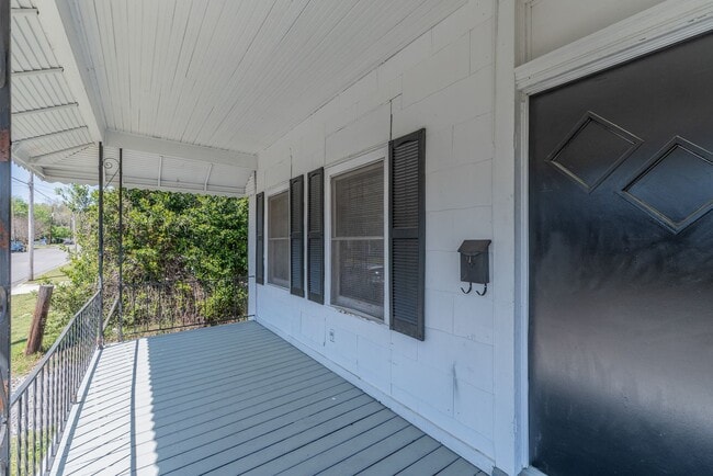Building Photo - Updated 2 BD/ 2 BA home in Harrisburg avai...