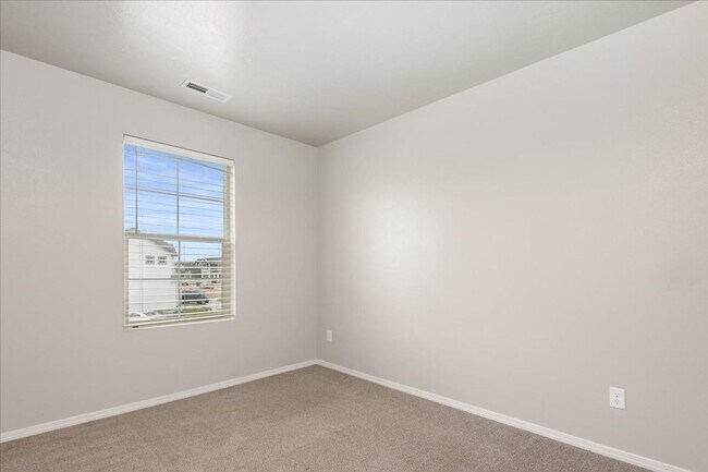 Building Photo - Beautiful Home 3 bed, 2.5 baths - Pet Friendly - Ready Now!