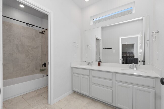 Building Photo - 5426 Oriente Ln