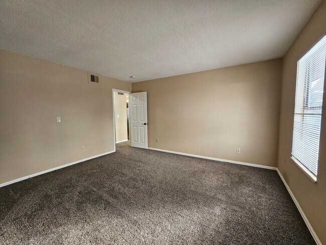 Building Photo - Charming 2 Bedroom 2 Bath w/ Large Yard, 1 Car Garage and Central Air/Heat