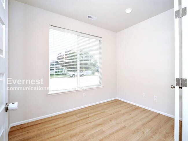 Building Photo - 913 Bryant Rd