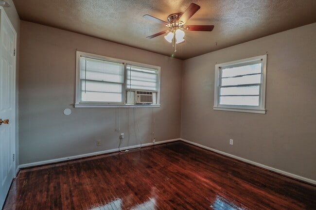 Building Photo - Cute 2-Bedroom near 19th & Quaker!