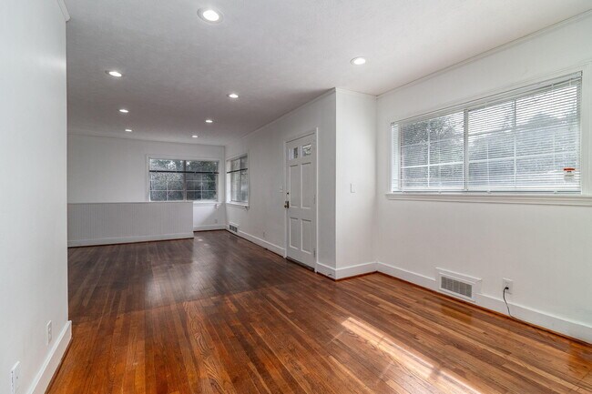 Building Photo - 2113 Cresswell Dr