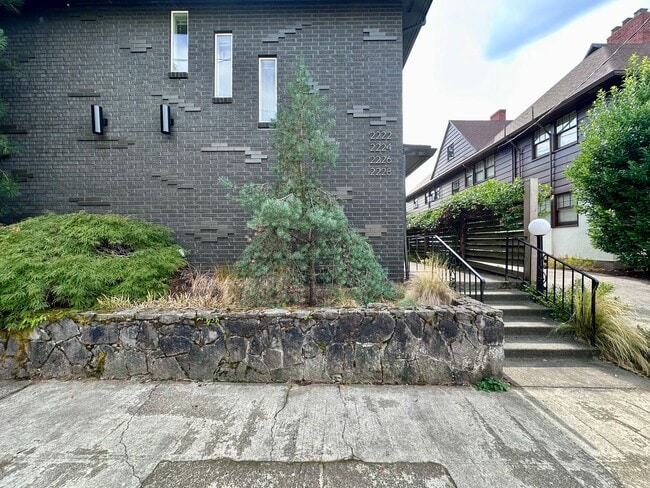 Building Photo - Charming 2-Bedroom Townhome in Sullivan's ...