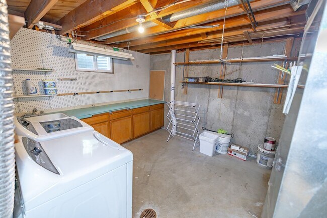 Building Photo - Amazing 3 bed/3 bath rental.  New Flooring!!  Solar Panels!!