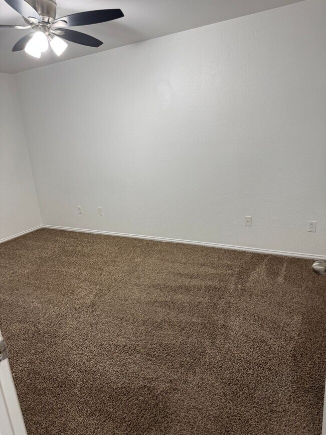 Building Photo - 521 Oakwood Ln