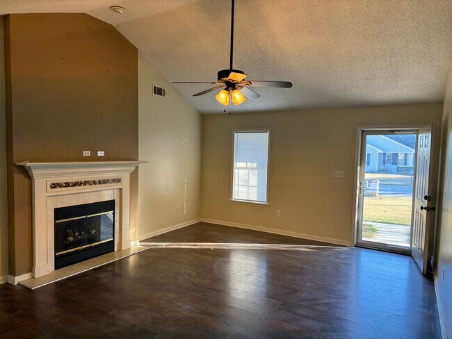 Living room - 3550 Woodland Dr