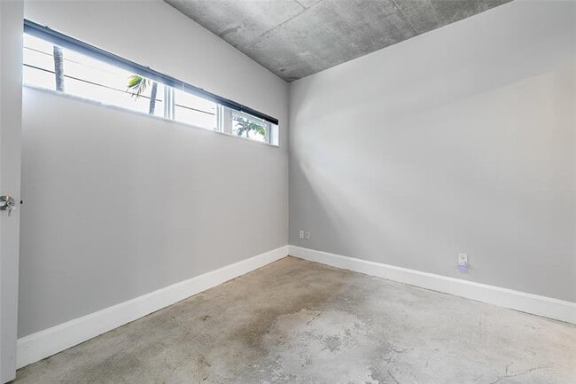 Building Photo - 721 SE 12th Ct