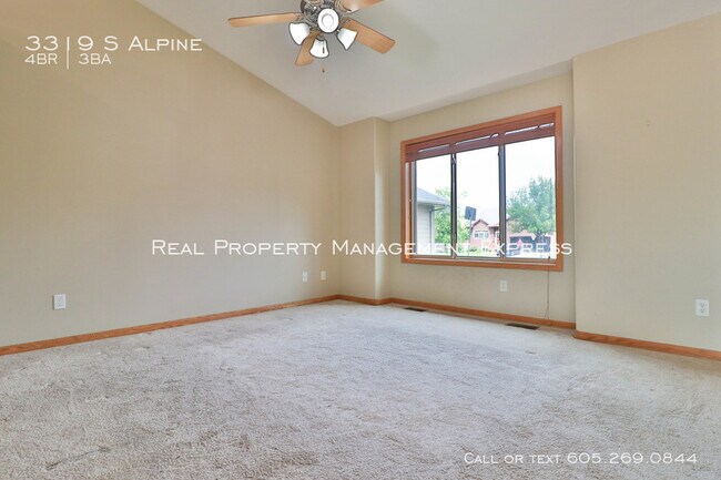 Building Photo - Perfect 4 bedroom 3 bathroom home 2200 sq ft!
