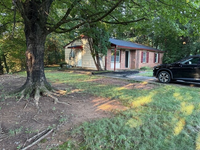 Building Photo - Quaint 3 bedroom/1  and 1/2 bath Winston S...
