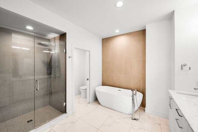 Building Photo - LUX 3BD, 5BA Modern Townhome at 9th & CO Near Congress Park