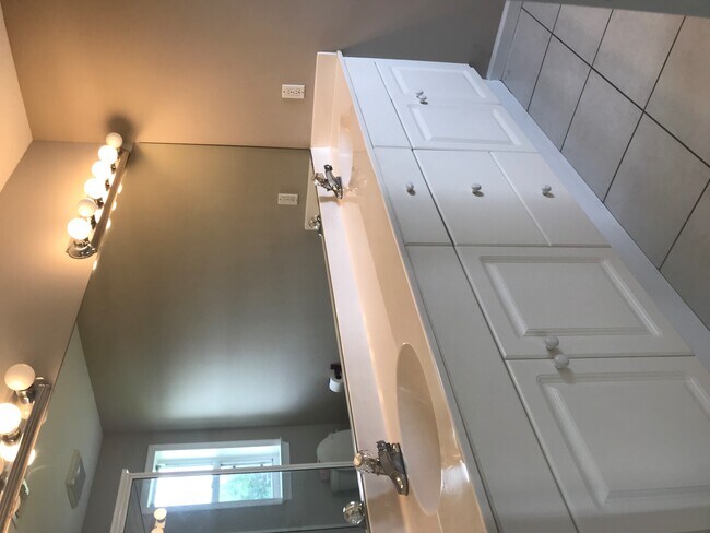 Building Photo - 1651 Hawthorne Plz