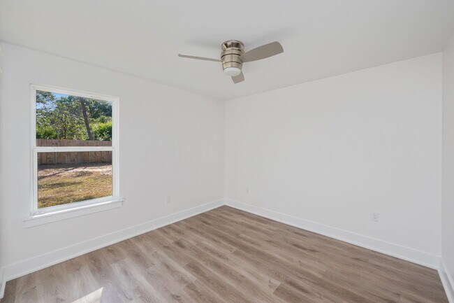 Building Photo - 68 Iris Ln