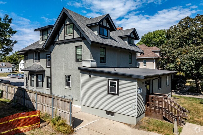 Building Photo - 525 Welch Ave