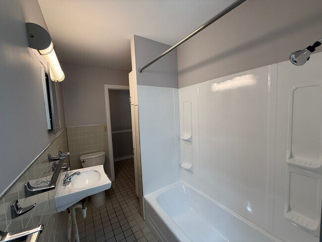 Building Photo - 1-bed 1-bath – Heritage Hill Apartment