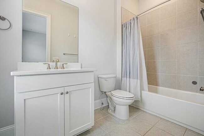 Building Photo - 123 Village Green Ave