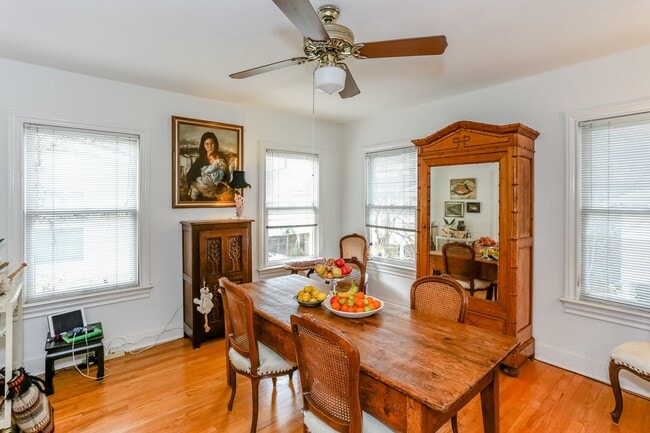 Building Photo - 1740 Banks St