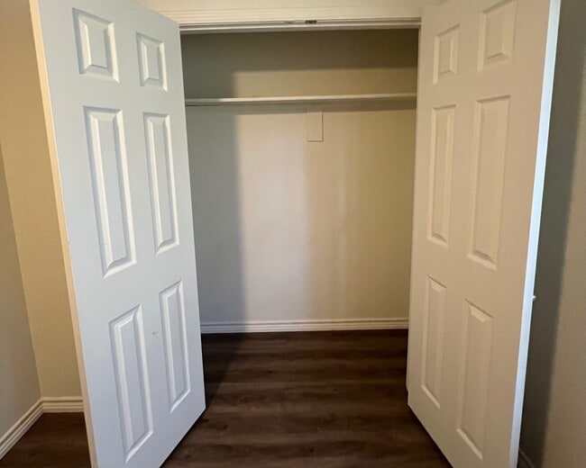 Building Photo - 1102 Dierks St