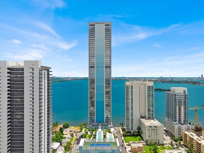 Building Photo - 700 NE 26th Terrace