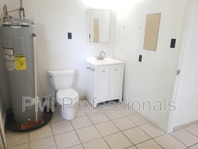 Building Photo - 2988 Parkwood Dr