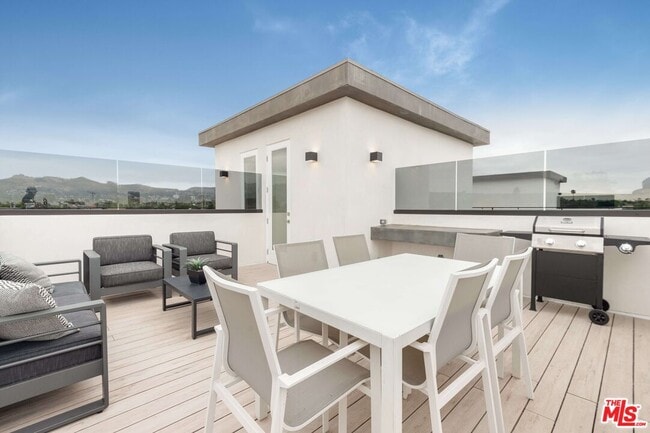 Building Photo - 417 1/2 N Curson Ave