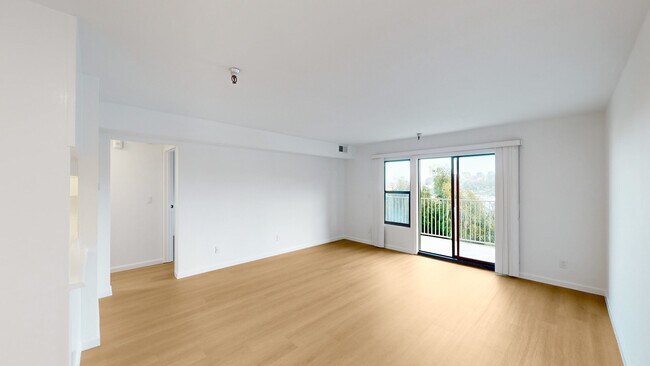 Building Photo - 2033 Castro St