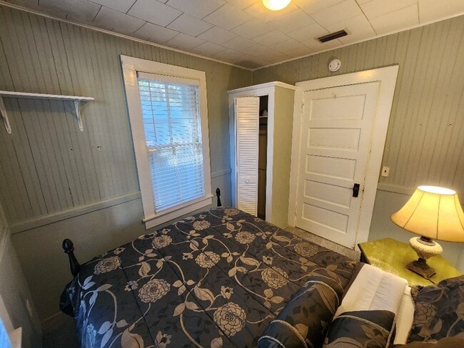 Building Photo - Quaint downtown riverside 2 Bedroom 1 Bath...