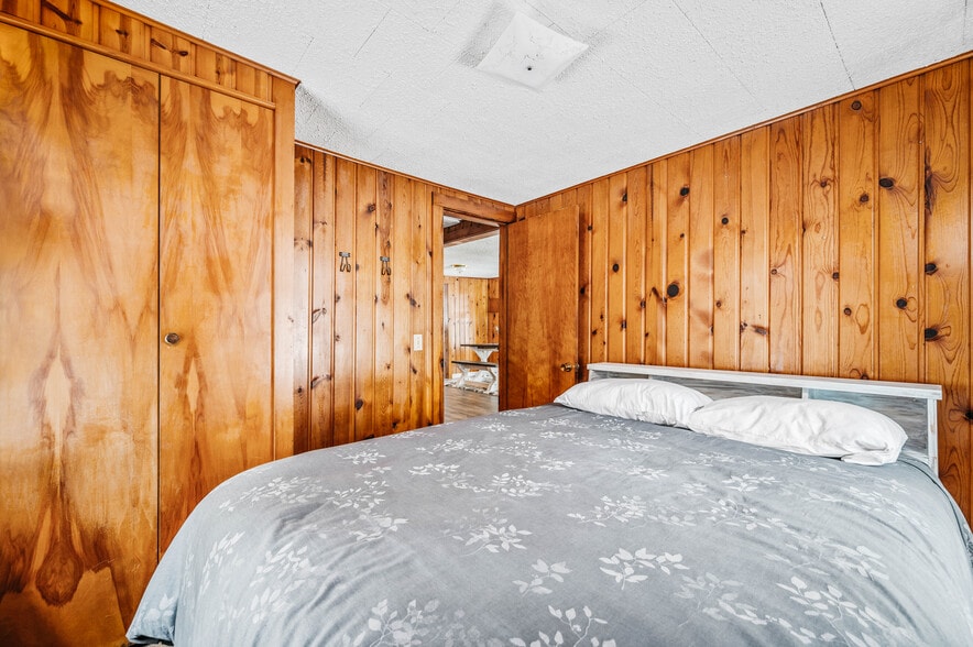 Building Photo - 586 Applegate Dr